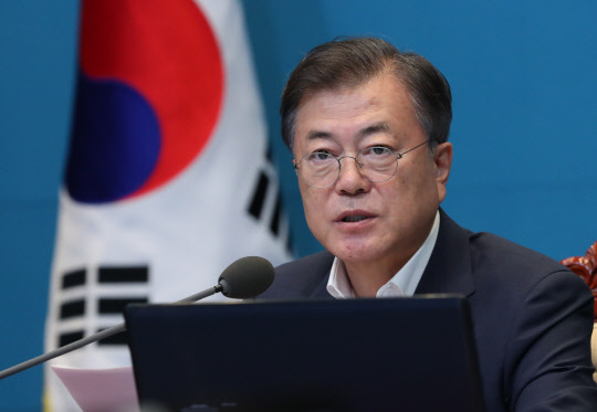 문재인 대통령이 20일 오후 청와대에서 수석·보좌관 회의를 주재하고 있다. <연합뉴스>